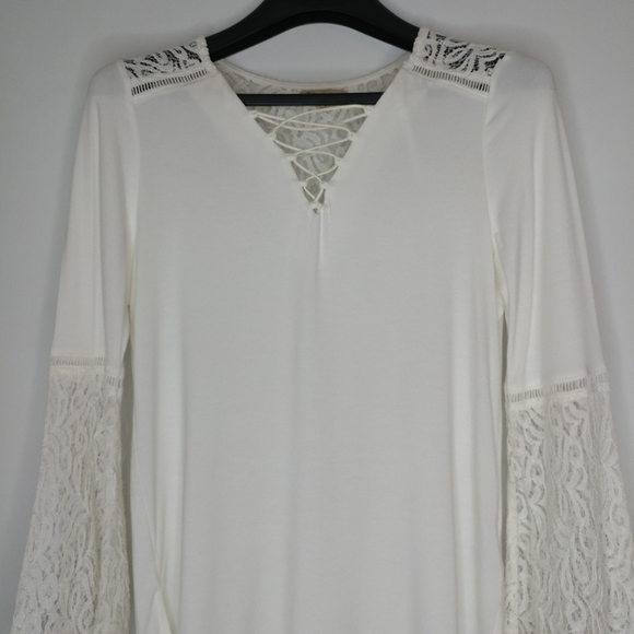 Democracy Women's Bell SLV V-Neck Lace Up Top - Picture 4 of 13